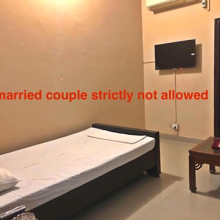 Babar House Hotel Faisalabad Bagian luar foto