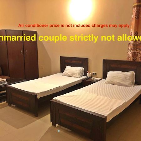Babar House Hotel Faisalabad Bagian luar foto