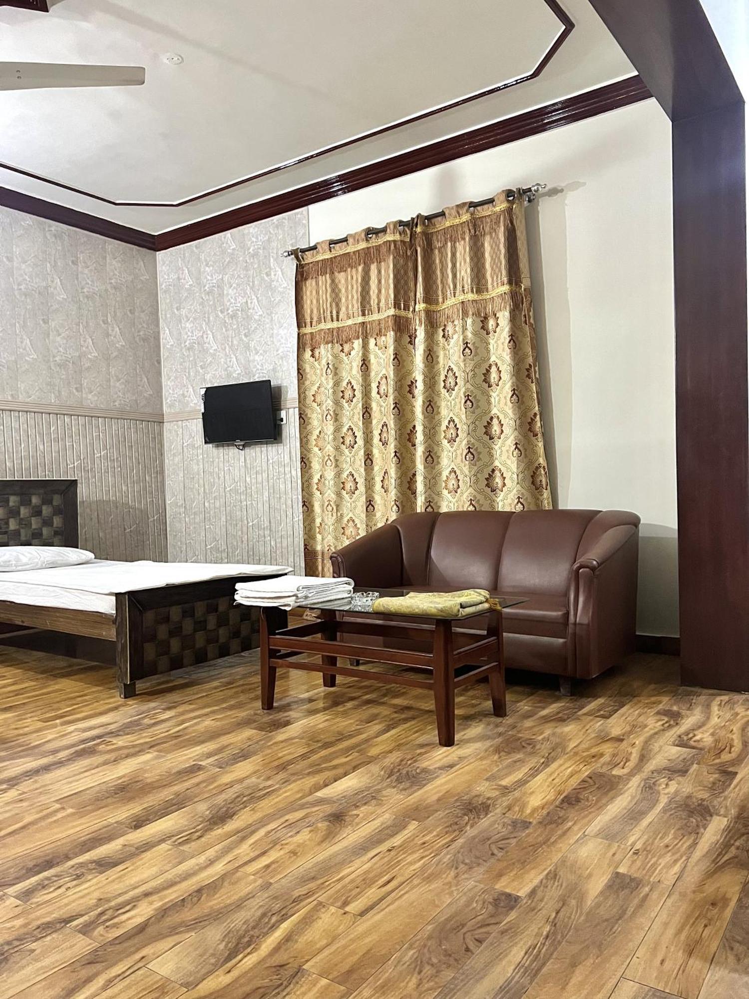 Babar House Hotel Faisalabad Bagian luar foto