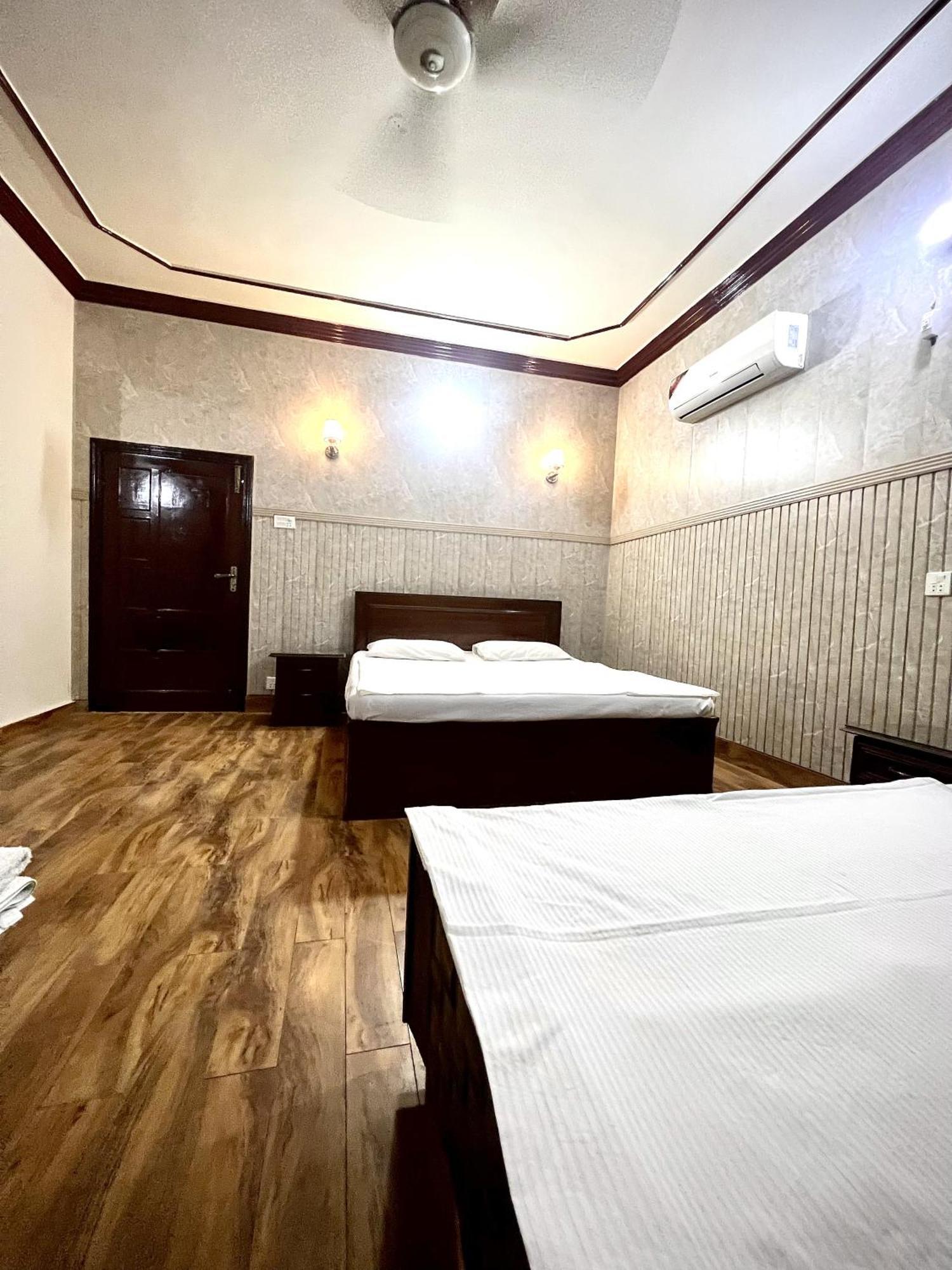 Babar House Hotel Faisalabad Bagian luar foto
