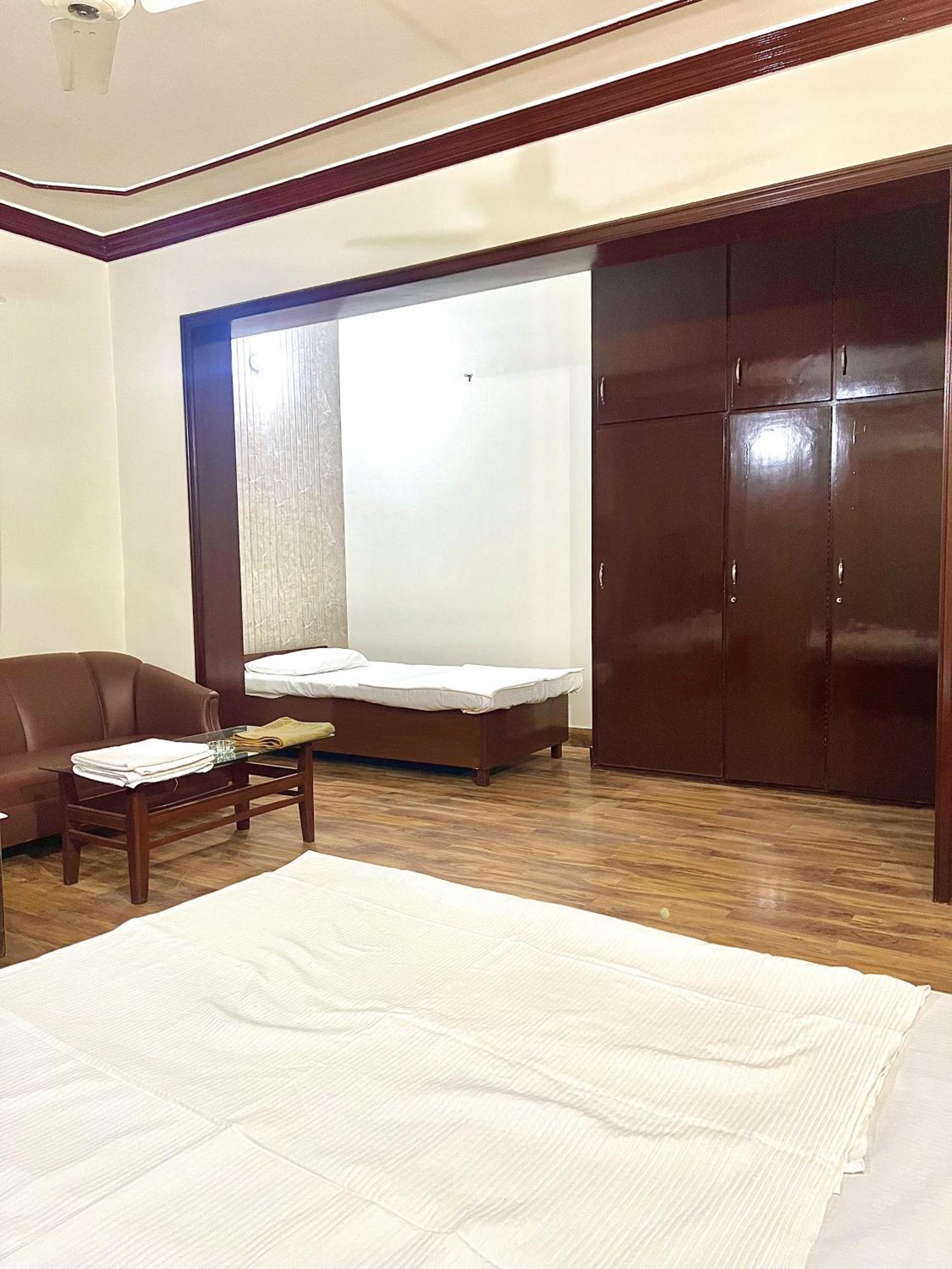 Babar House Hotel Faisalabad Bagian luar foto
