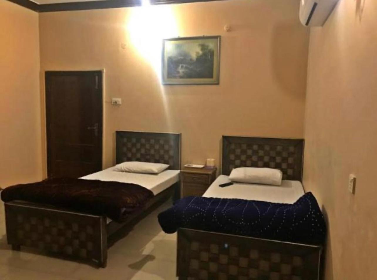 Babar House Hotel Faisalabad Bagian luar foto