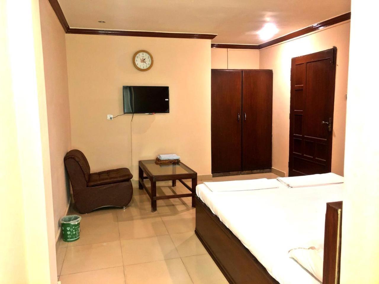 Babar House Hotel Faisalabad Bagian luar foto