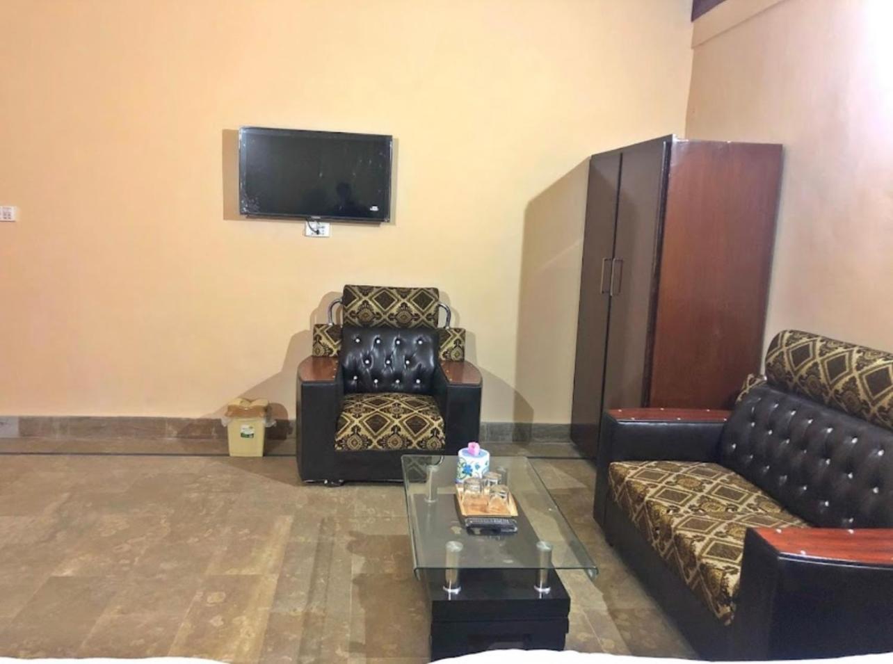 Babar House Hotel Faisalabad Bagian luar foto