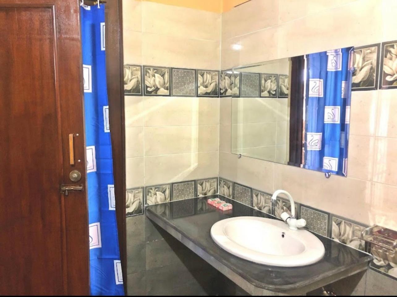 Babar House Hotel Faisalabad Bagian luar foto