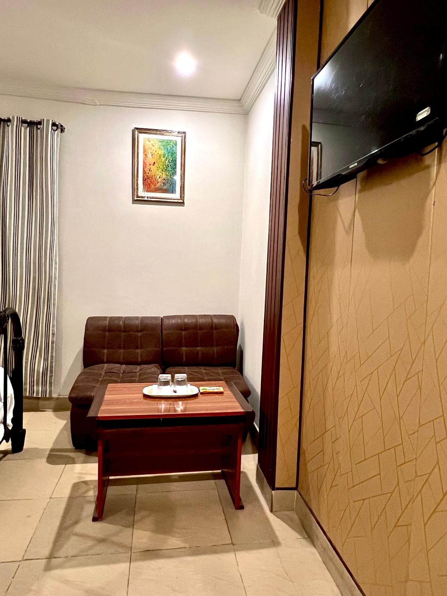 Babar House Hotel Faisalabad Bagian luar foto