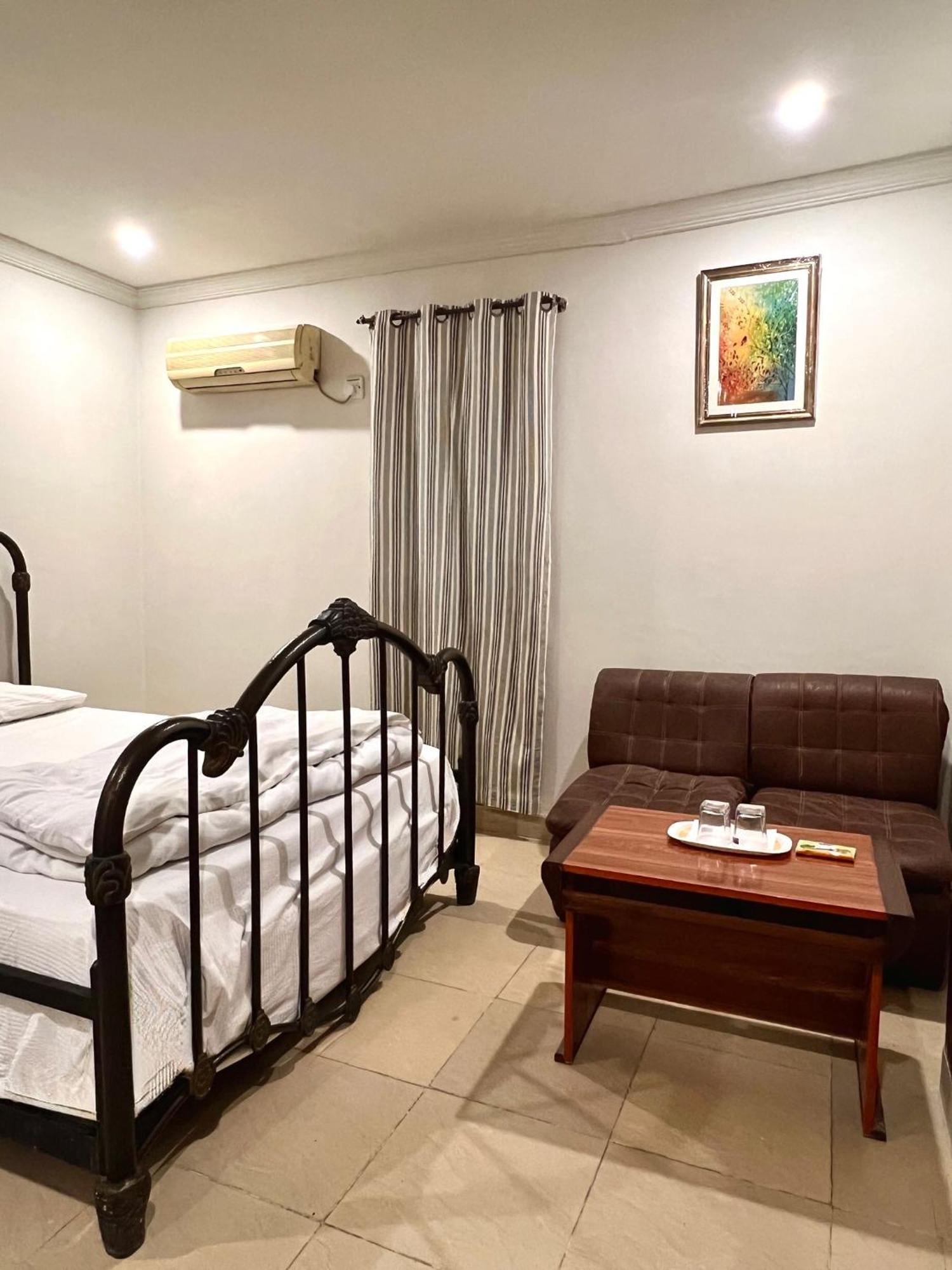Babar House Hotel Faisalabad Bagian luar foto