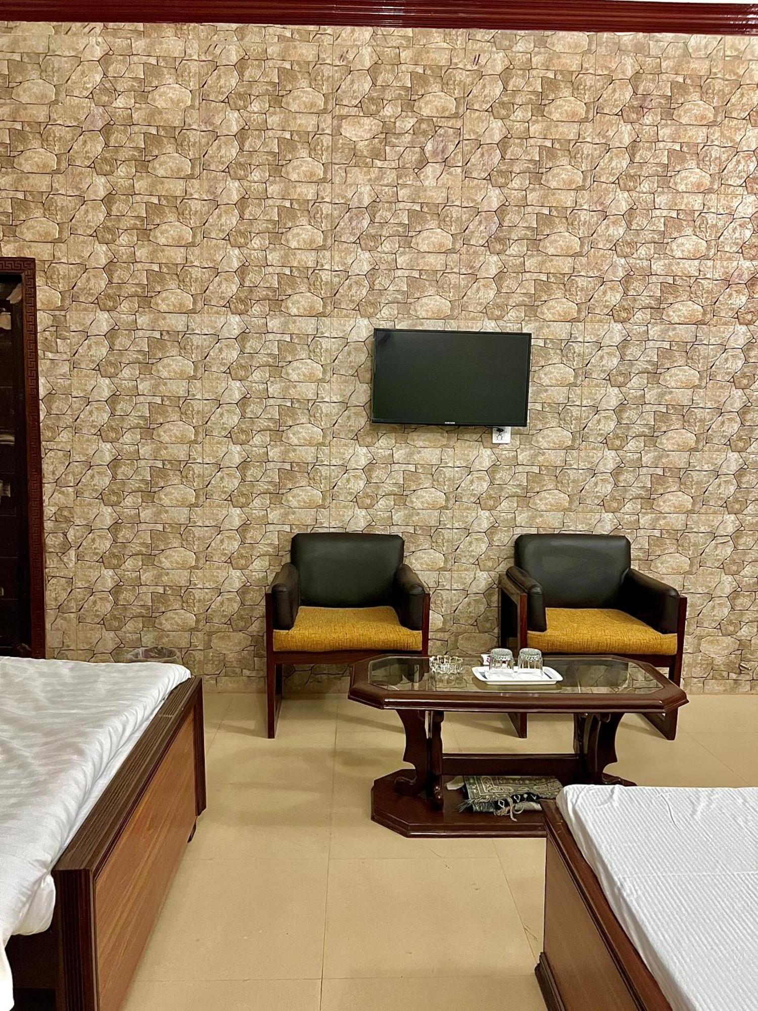 Babar House Hotel Faisalabad Bagian luar foto