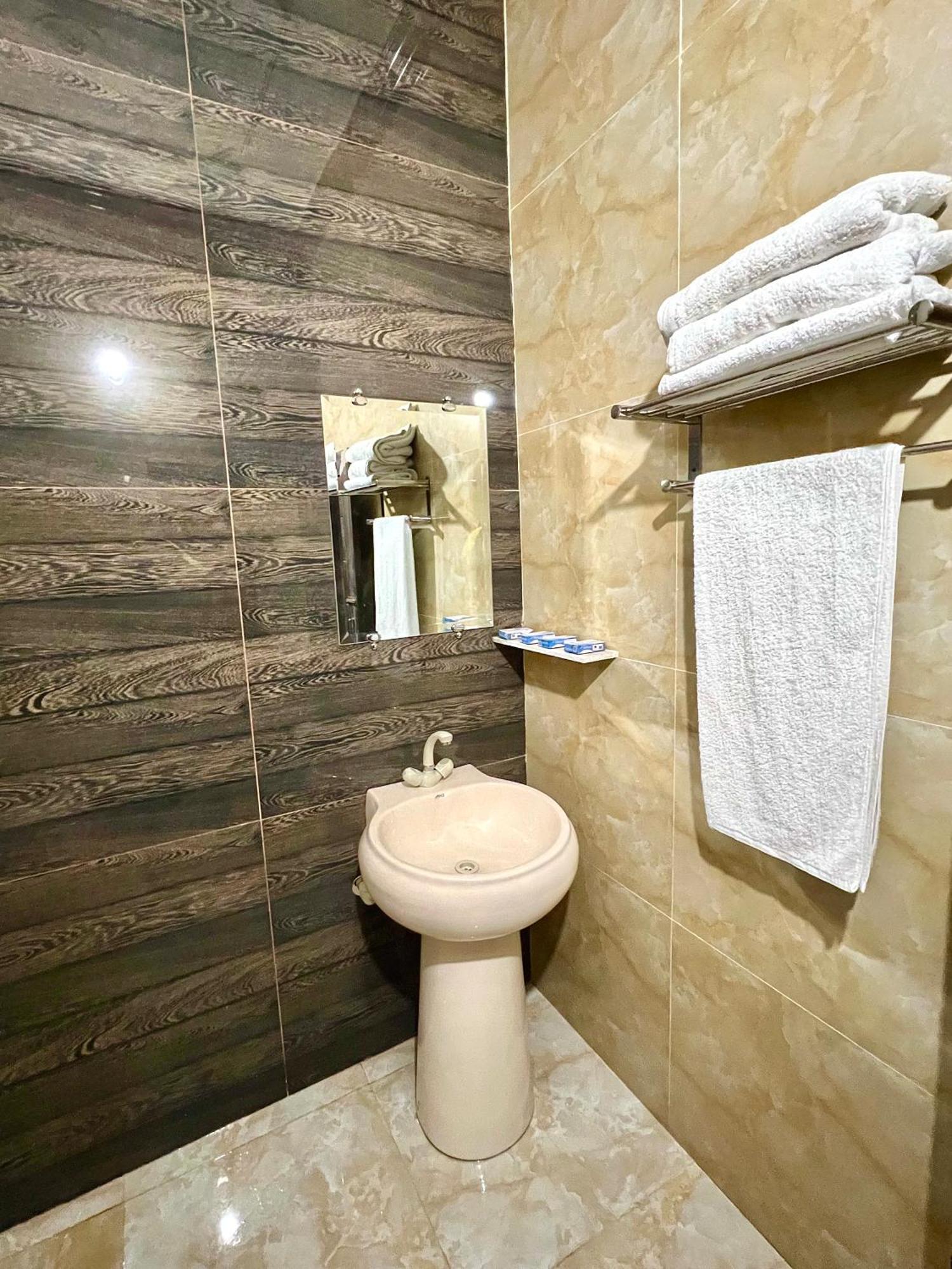 Babar House Hotel Faisalabad Bagian luar foto