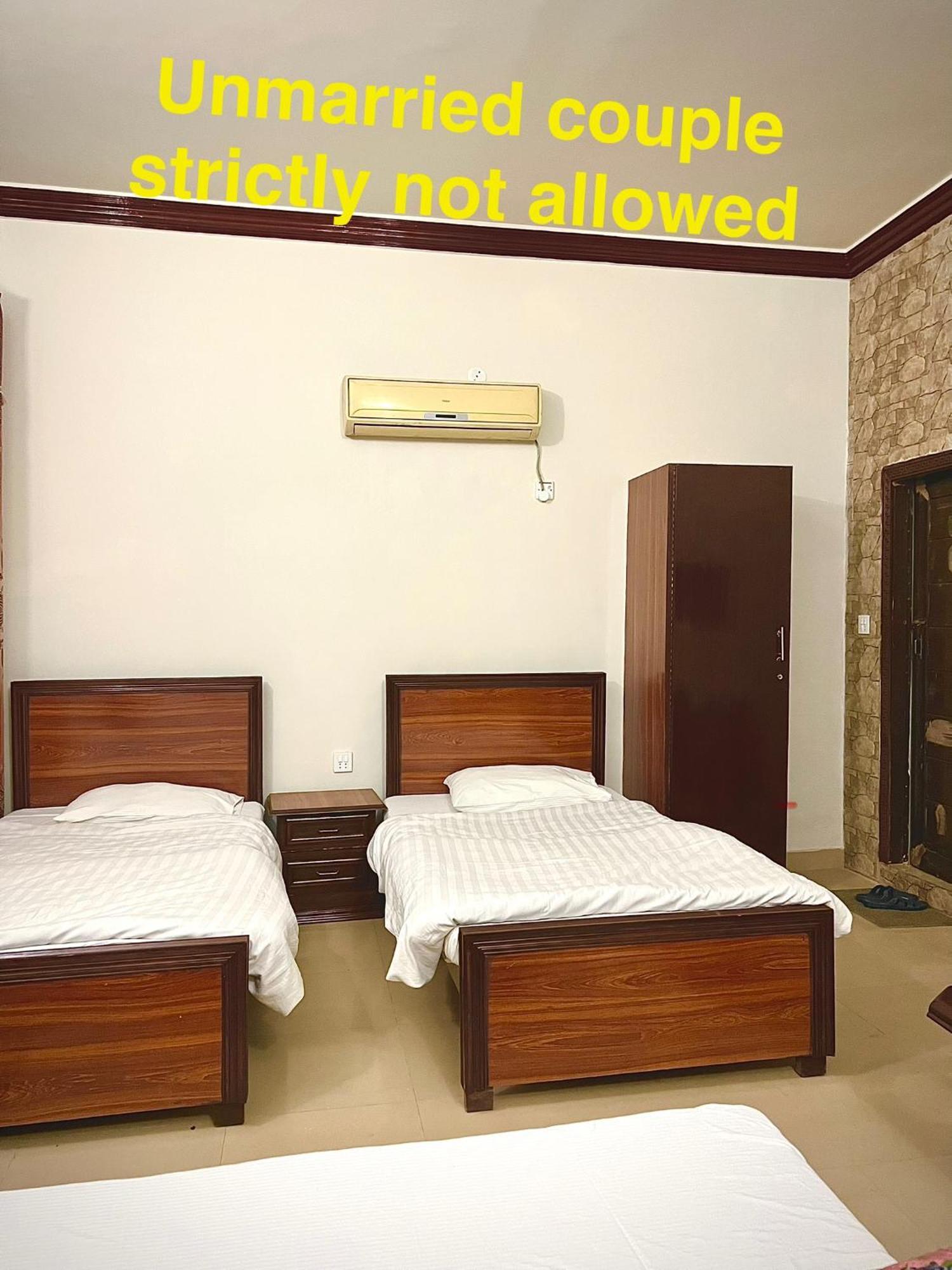Babar House Hotel Faisalabad Bagian luar foto
