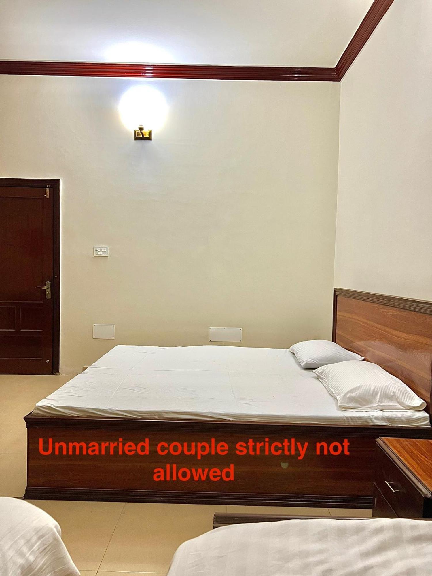 Babar House Hotel Faisalabad Bagian luar foto